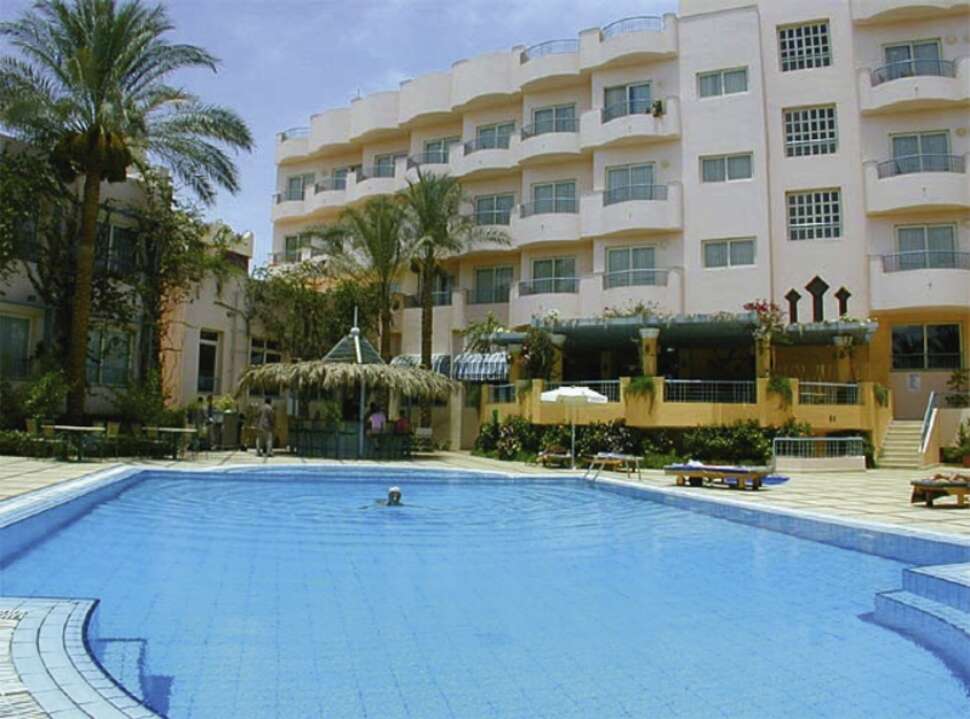 Een foto van het zwembad bij Sea Garden Hotel