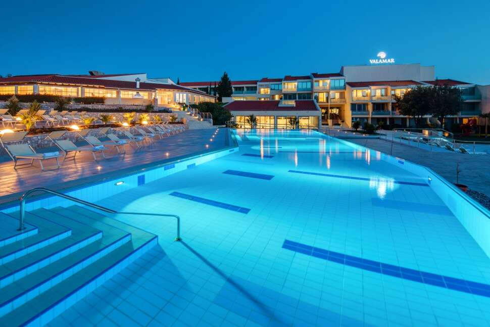 Een foto van het zwembad bij Valamar Argosy Hotel