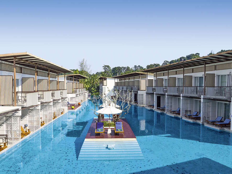 Een foto van het zwembad bij The Briza Beach Resort Khao Lak