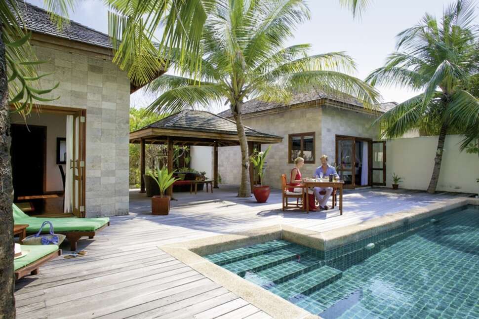 Een foto van het zwembad bij Kuredu Island Resort