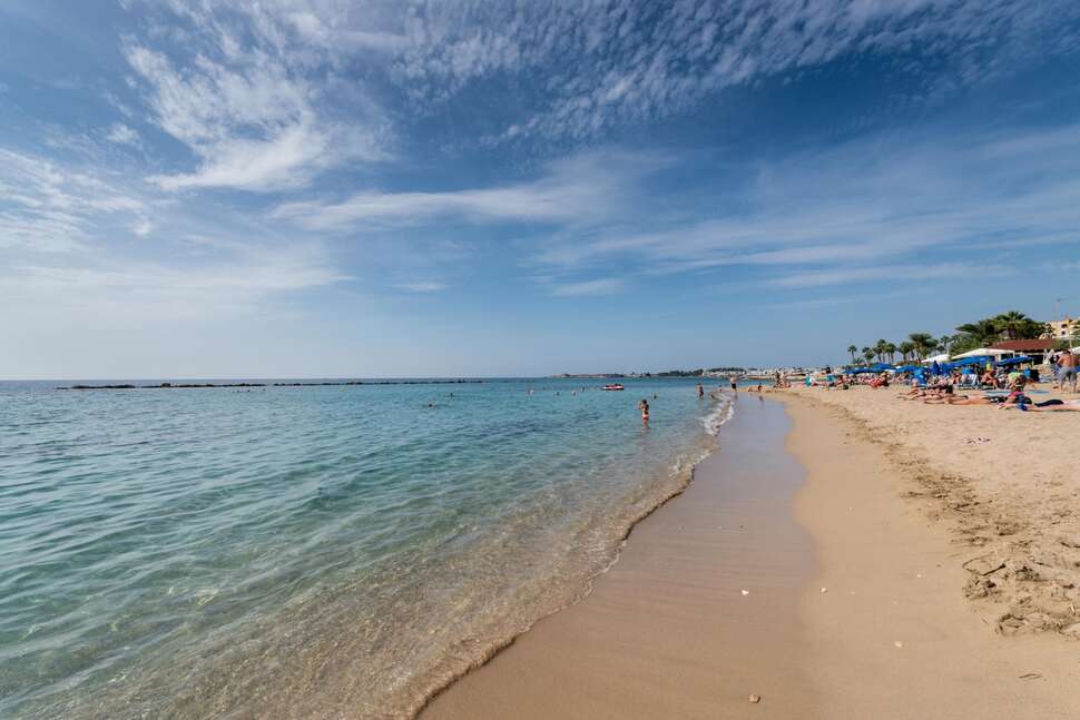 Een foto van het strand bij Paphos Gardens Holiday Resort
