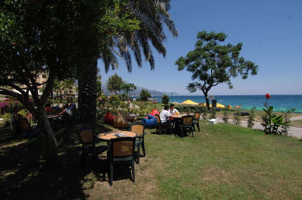 Een foto van het terras bij Viking Nona Beach Hotel