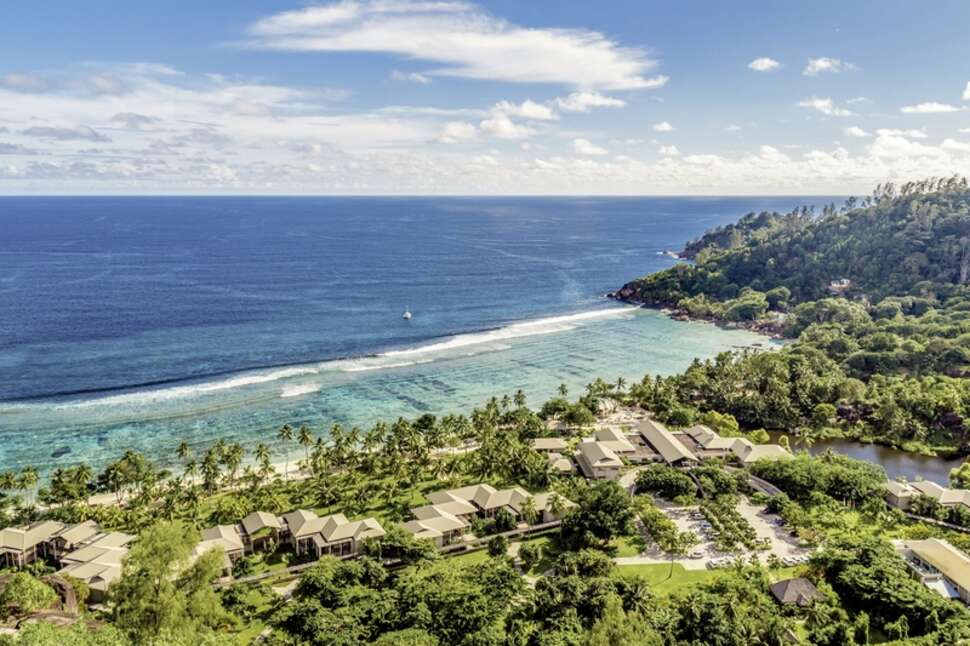 Een foto van het zwembad bij Kempinski Seychelles Resort