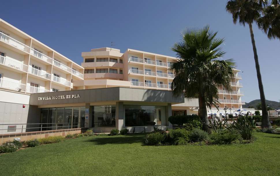 Een foto van de buitenkant van Invisa Hotel Es Pla