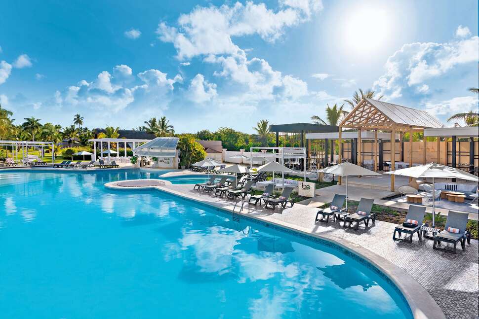 Een foto van het zwembad bij Hotel Catalonia Royal Bavaro