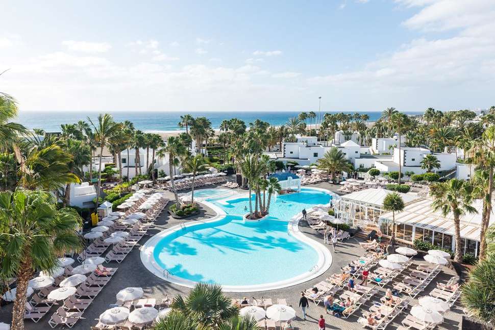 Een foto van het zwembad bij Riu Paraiso Lanzarote Resort