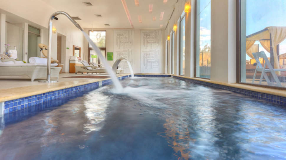 Een foto van het zwembad bij Royalton Blue Waters