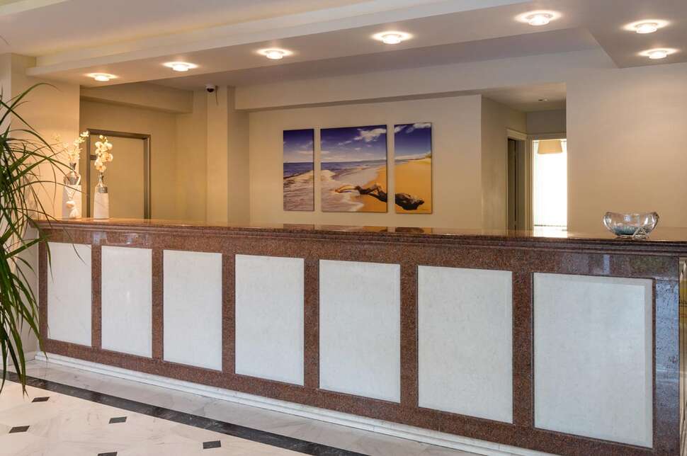 Een foto van het interieur van Windmill Hotel