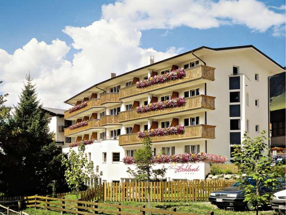 Een foto van de buitenkant van Hotel Hochland