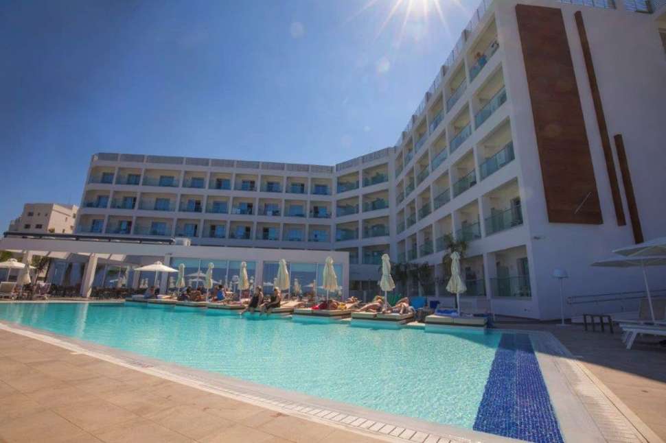 Een foto van het zwembad bij Evalena Beach Hotel