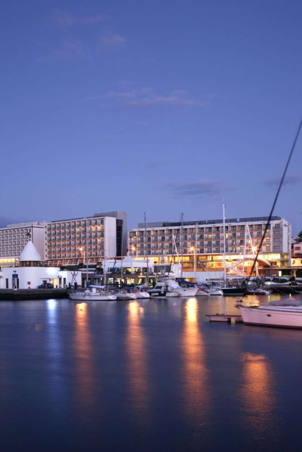 Ein Foto von der Außenansicht des Hotel Marina Atlantico