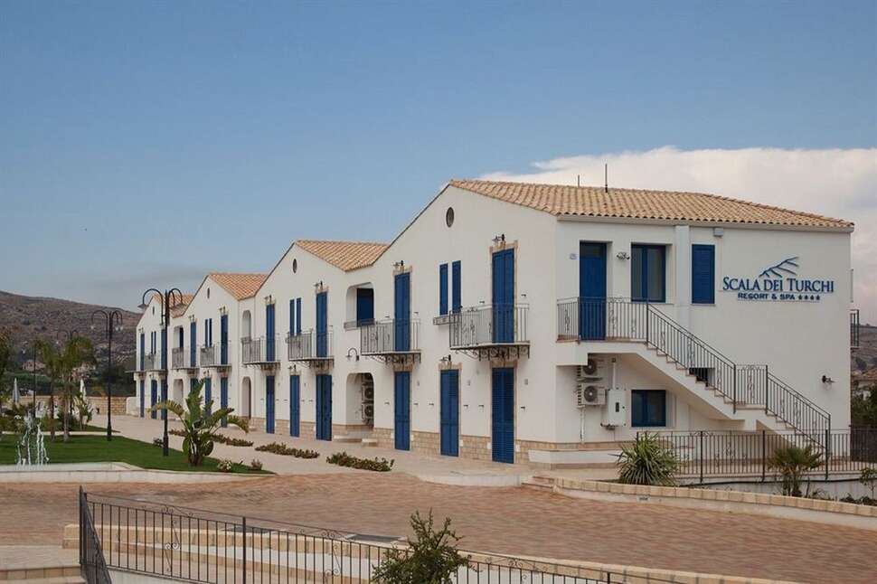 Ein Foto von der Außenansicht des Scala dei Turchi Resort
