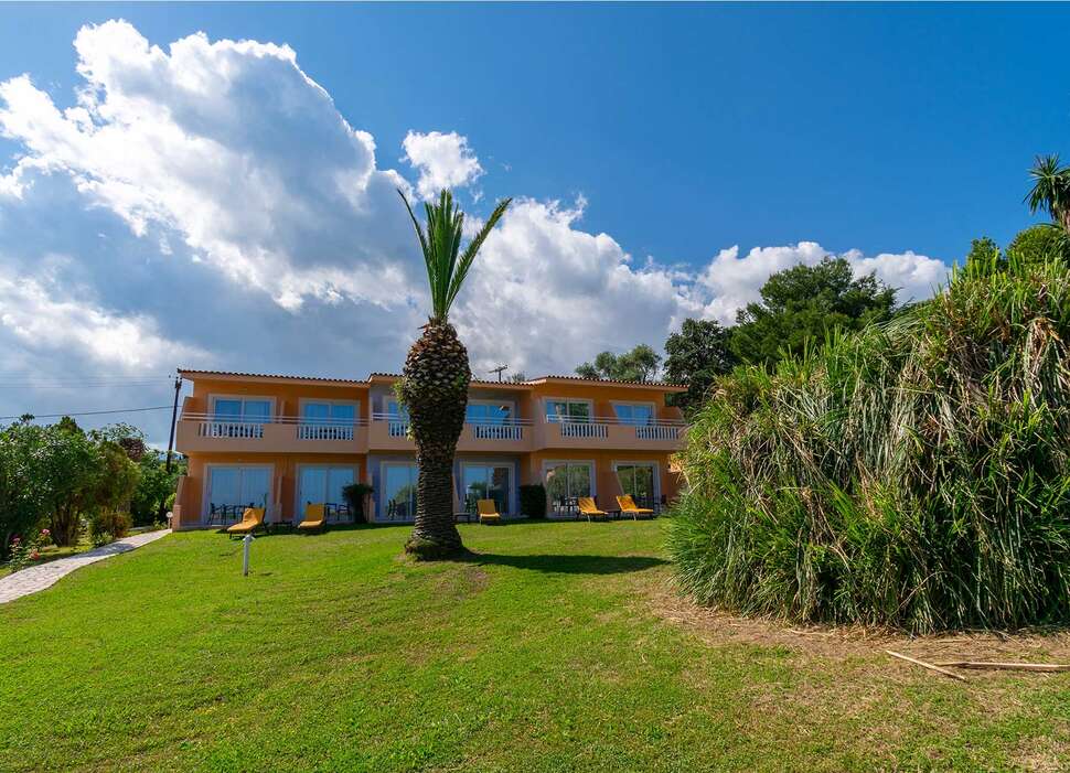 Ein Foto von der Außenansicht des Hotel Ibiscus Corfu