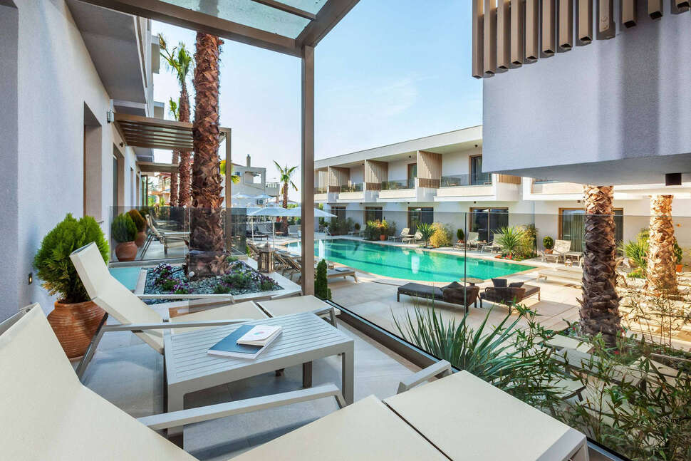Een foto van het zwembad bij Pefki Deluxe Residences