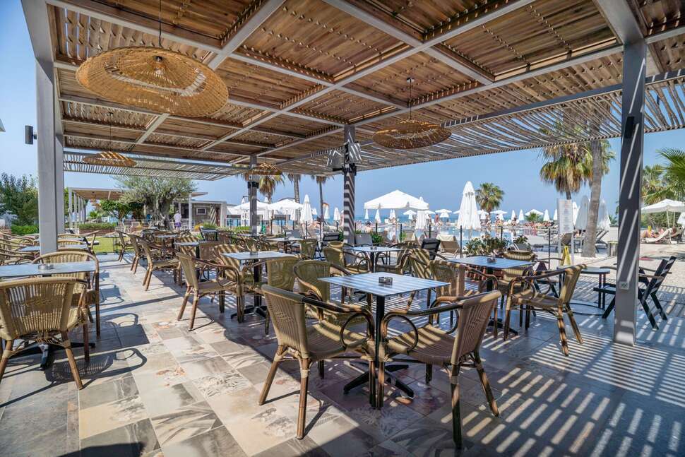 Een foto van het terras bij Flora Garden Beach Hotel