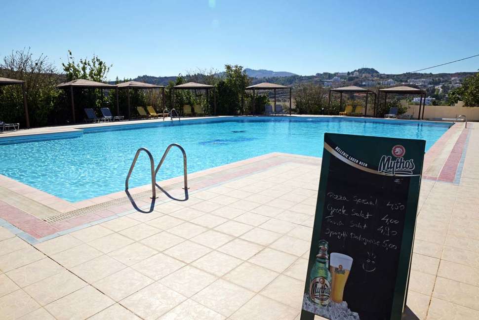 Ein Foto vom Pool im Telhinis Hotel