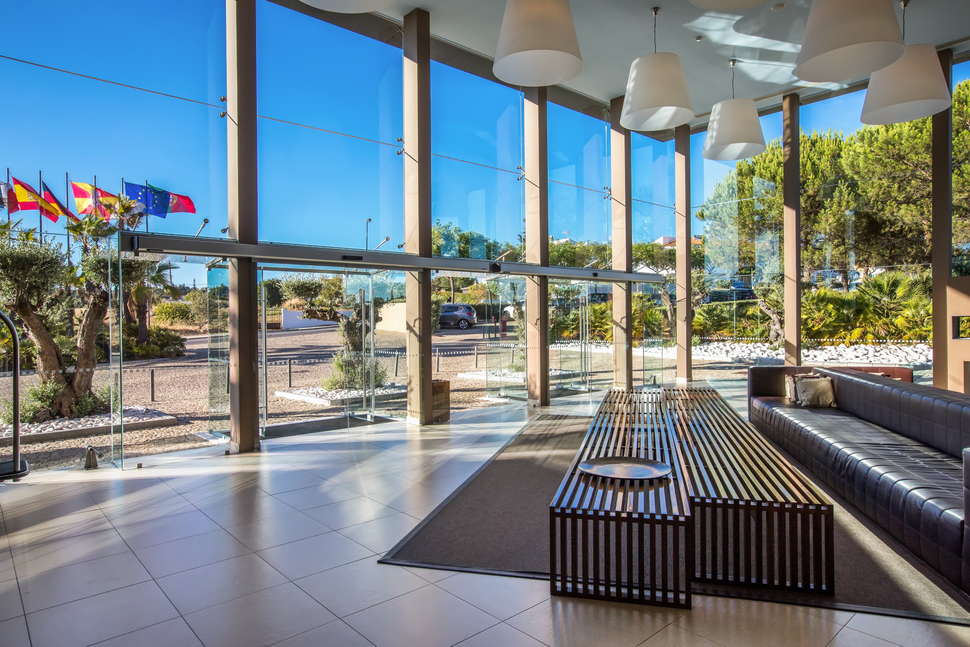 Een foto van het interieur van NAU Sao Rafael Suites