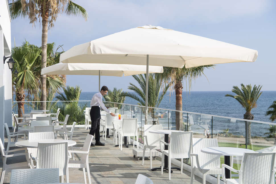 Ein Foto von der Terrasse im Akti Beach Village Resort