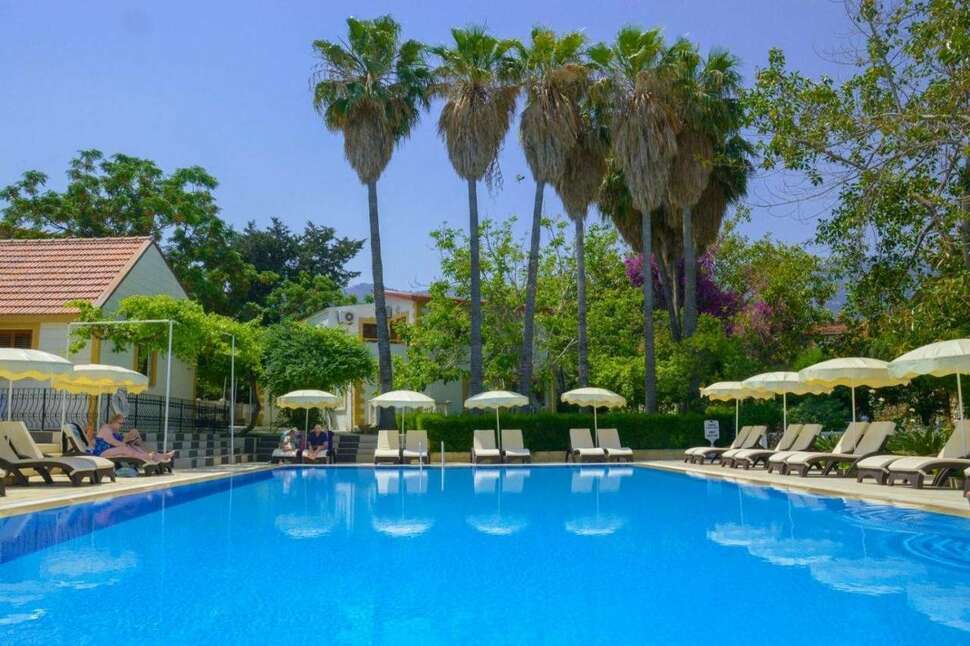 Een foto van het zwembad bij Riverside Garden Resort