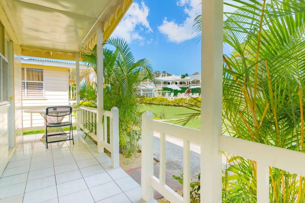Een foto van het terras bij Travellers Beach Resort