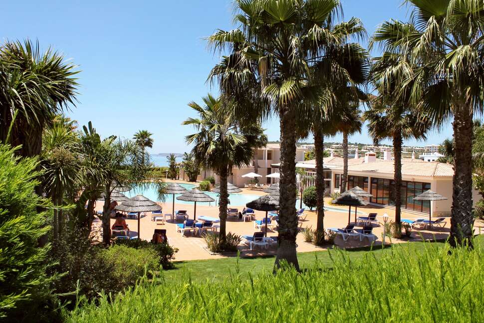 Een foto van het zwembad bij Clube Porto Mos