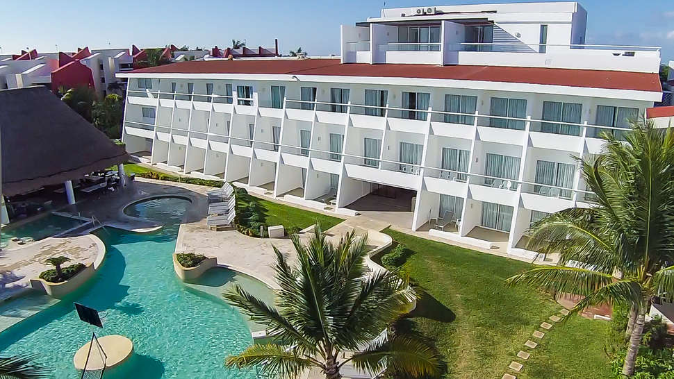 Een foto van het zwembad bij Cancun Bay Resort