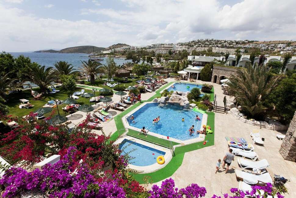 Een foto van het zwembad bij Royal Asarlik Beach Hotel & Spa