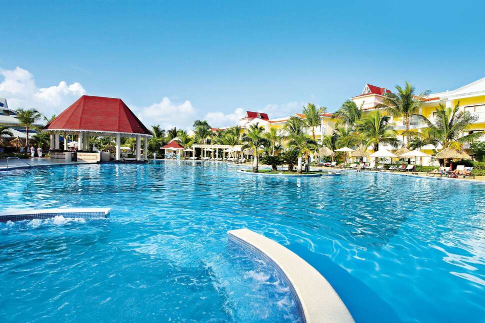 Een foto van het zwembad bij Luxury Bahia Principe Esmeralda