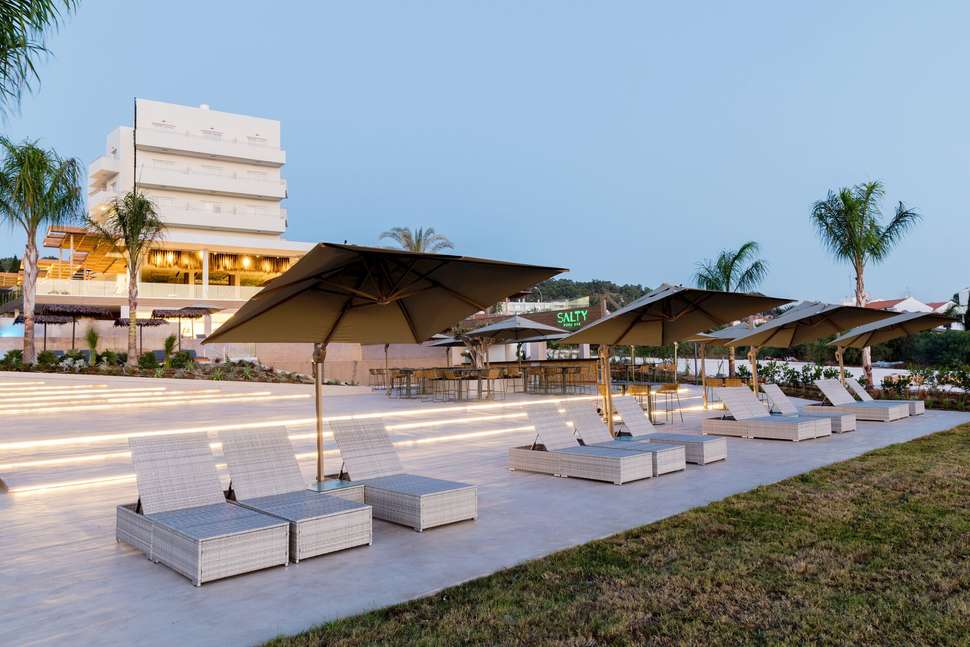 Ein Foto von der Terrasse im Cavo Zoe Seaside Hotel