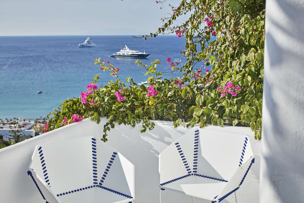 Een foto van het terras bij Myconian Ambassador - Relais & Chateaux