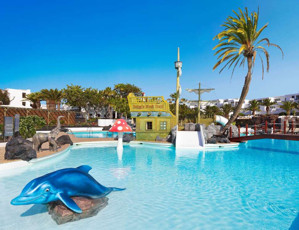 Een foto van het zwembad bij H10 Suites Lanzarote Gardens