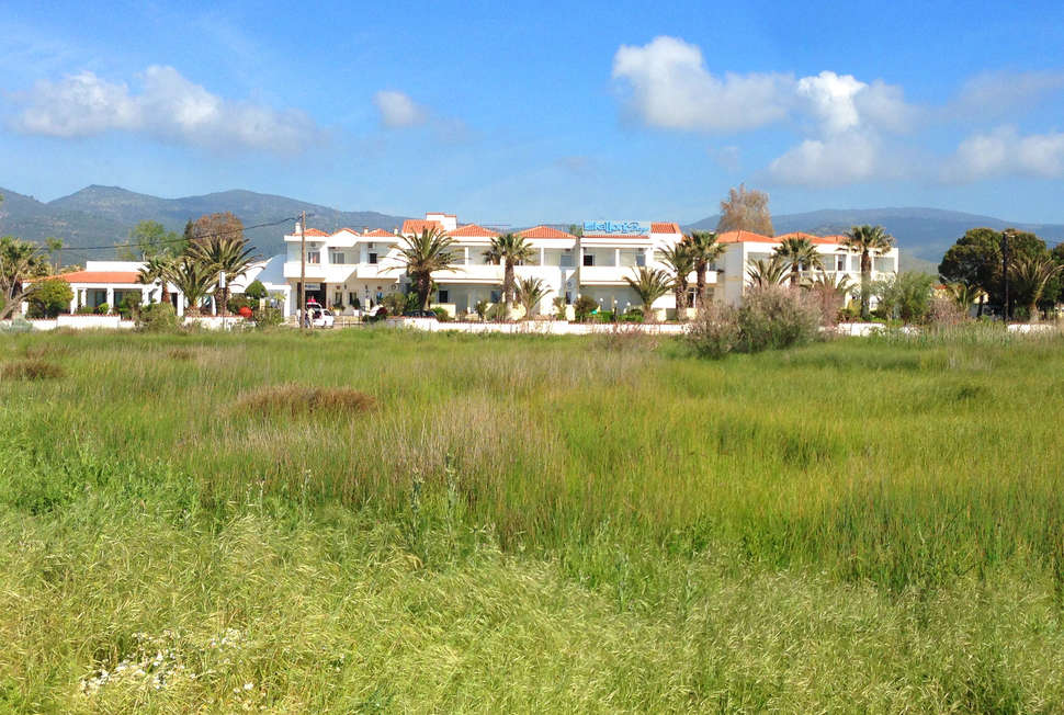 Een foto van de buitenkant van Hotel Kalloni Bay