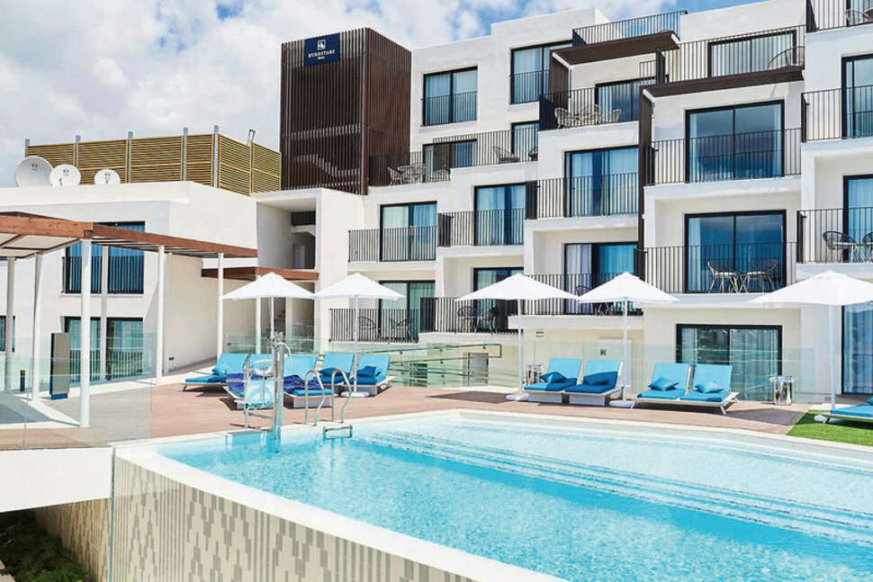 Een foto van het zwembad bij Eurostars Ibiza