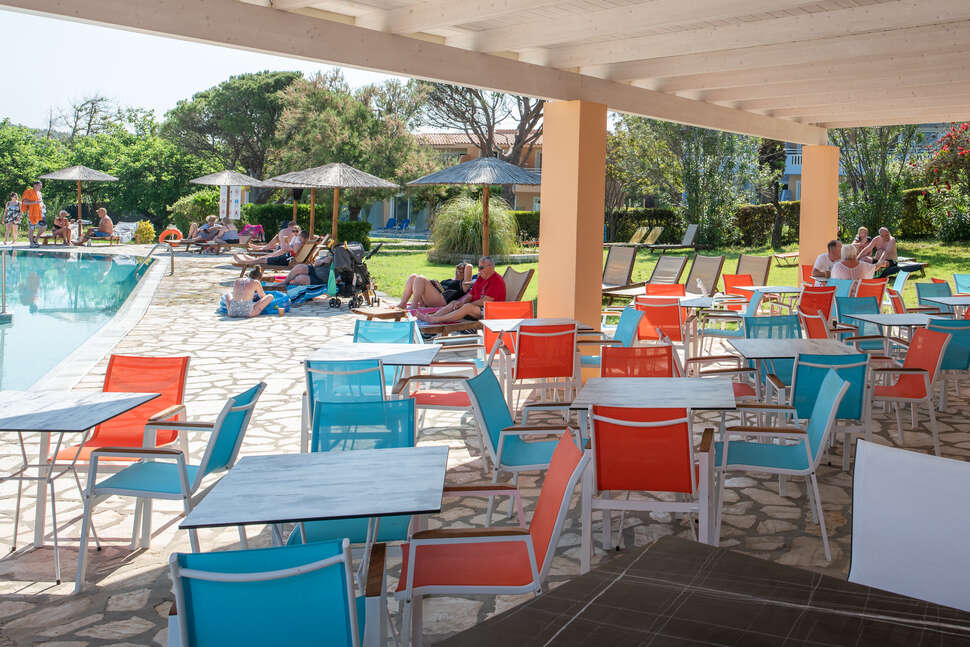 Ein Foto von der Terrasse im Hotel Ibiscus Corfu