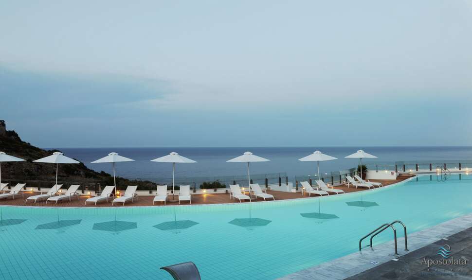 Een foto van het zwembad bij Apostolata Island Resort & Spa