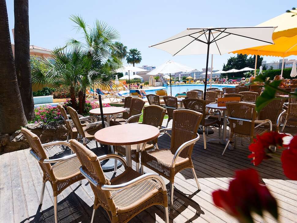 Een foto van het terras bij Hotel Monarque Torreblanca