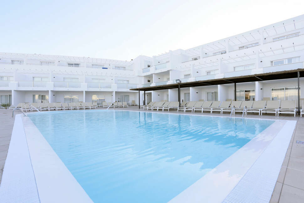 Een foto van het zwembad bij Sentido Aequora Lanzarote Suites