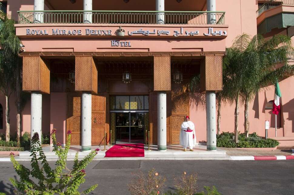 Een foto van de buitenkant van Royal Mirage Deluxe Hotel