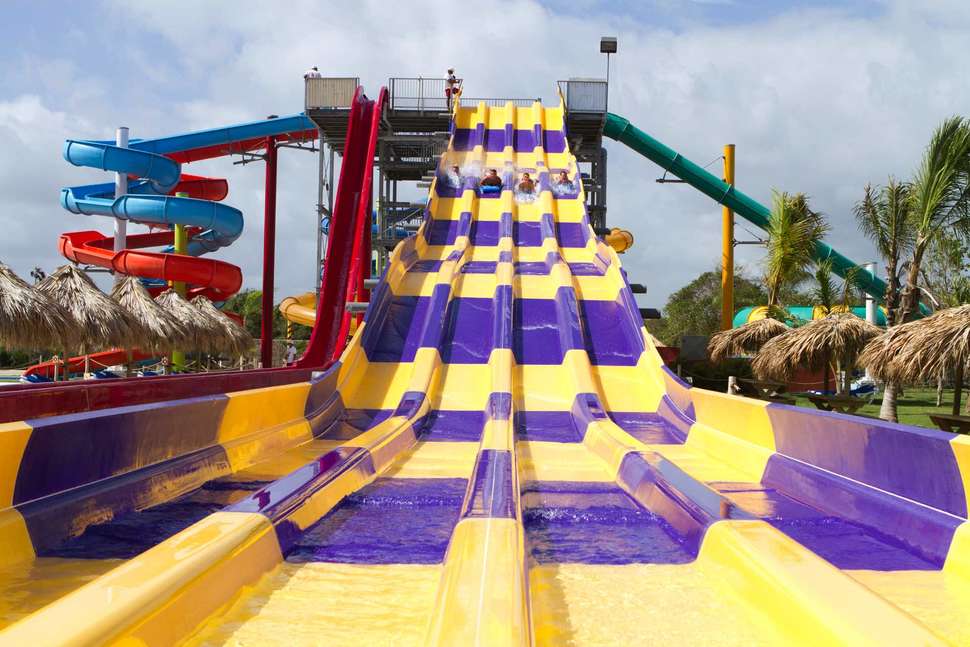 Een foto van het zwembad bij Grand Sirenis Punta Cana Resort