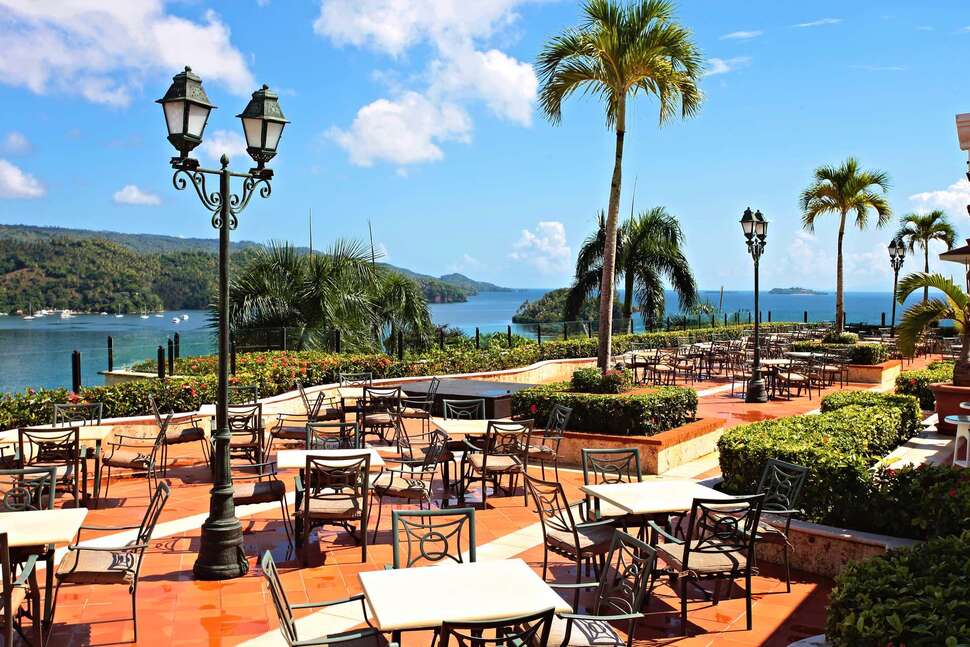Een foto van het terras bij Grand Bahia Principe Cayacoa
