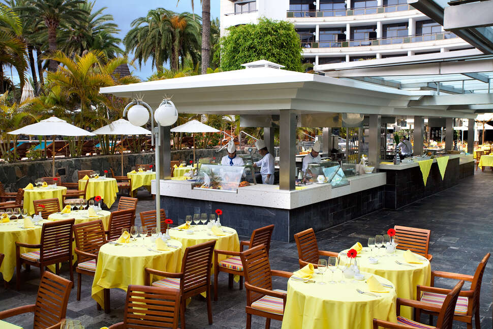 Een foto van het terras bij Seaside Palm Beach