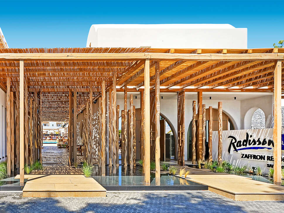 Ein Foto von der Außenansicht des Raddison Blu Zaffron Resort