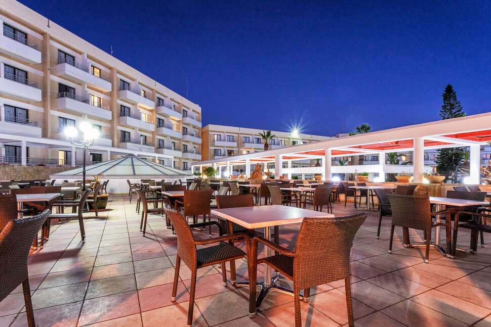 Een foto van het terras bij Louis Phaethon Beach