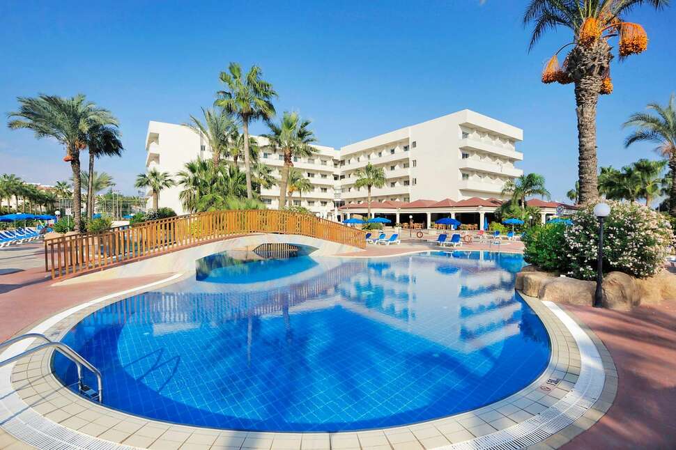Een foto van het zwembad bij Nissiana Hotel