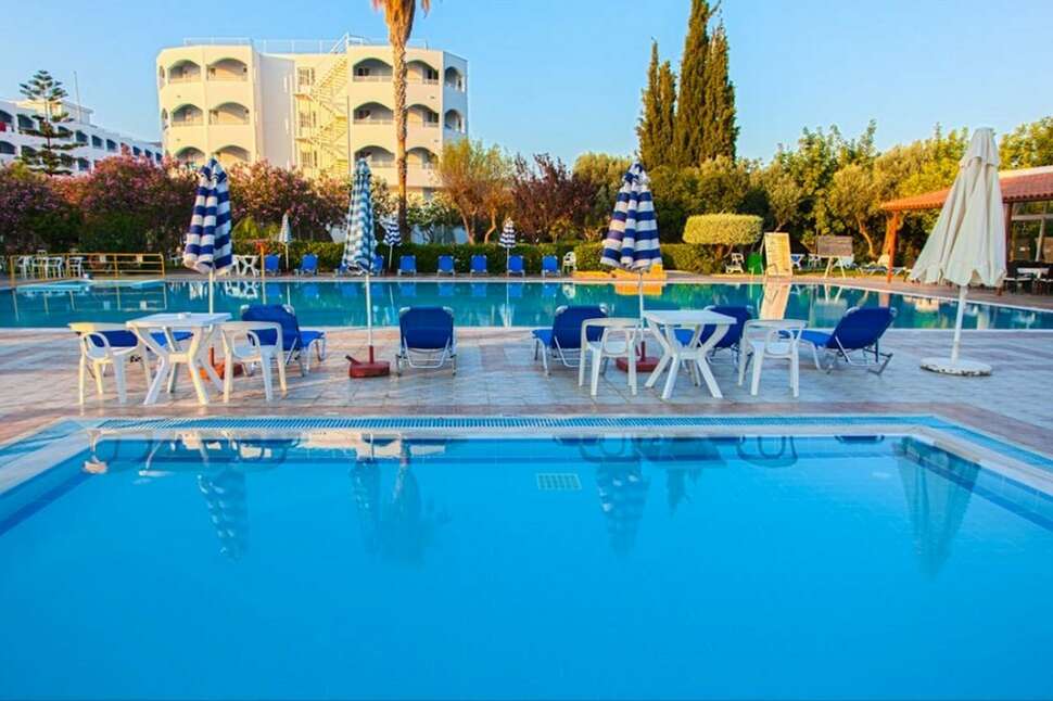 Een foto van het zwembad bij Hotel Continental Palace