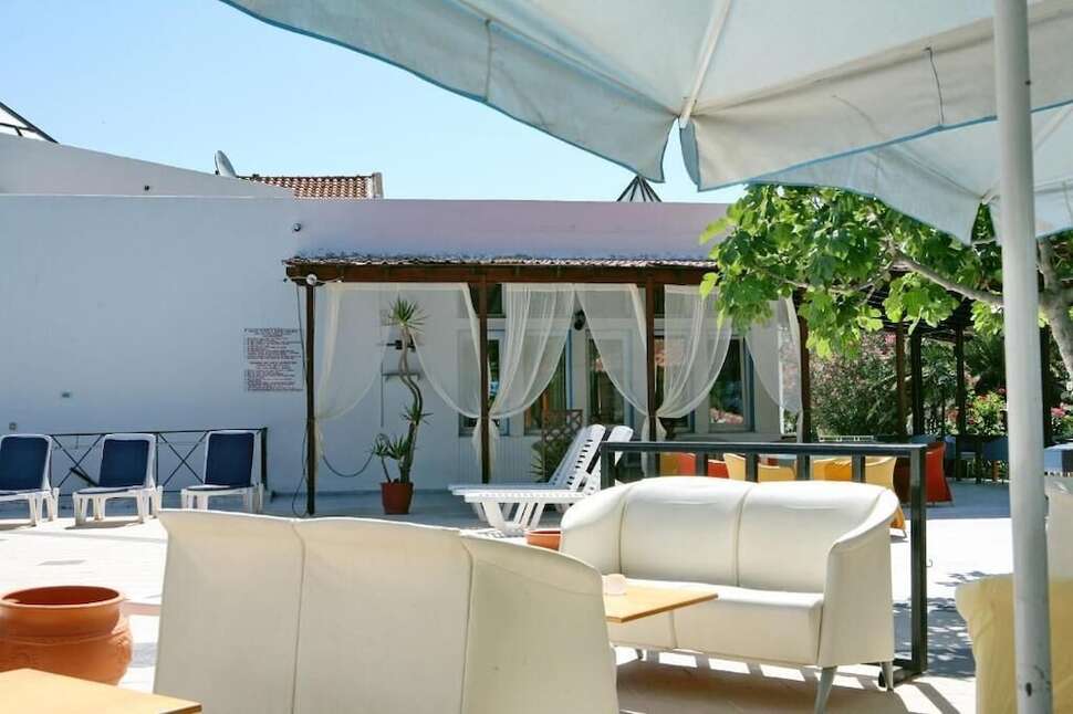 Een foto van het terras bij Hotel Aegeon