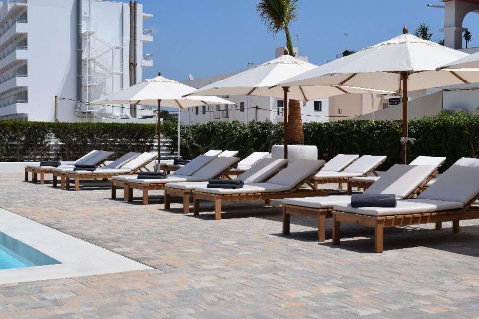 Een foto van het terras bij Anfora Ibiza Hotel