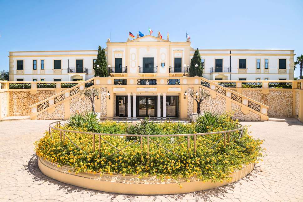 Een foto van de buitenkant van Delfino Beach Hotel