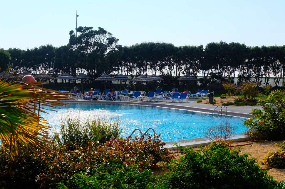 Ein Foto vom Pool im Axis Vermar Beach Hotel