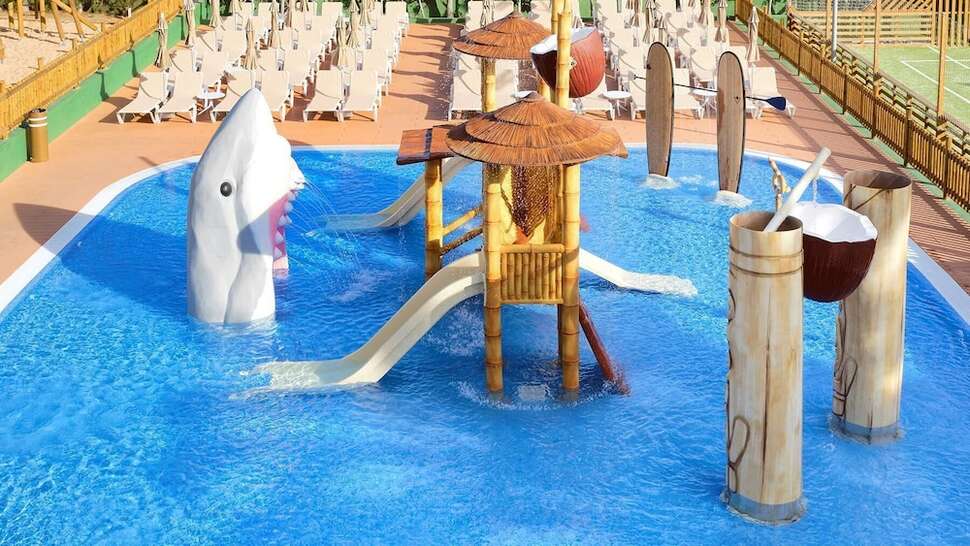 Een foto van het zwembad bij Servatur Waikiki